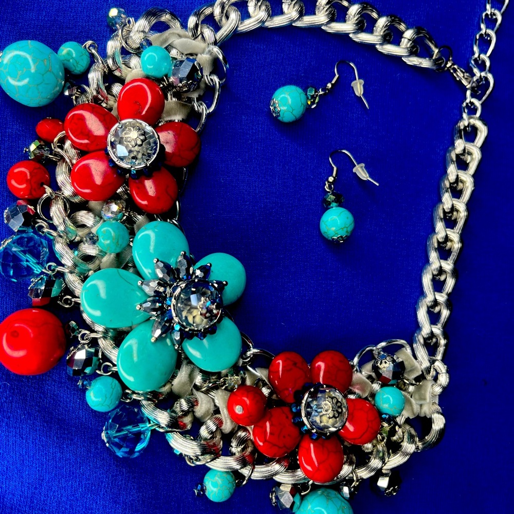Beautiful chunky oversize necklace, gorgeous